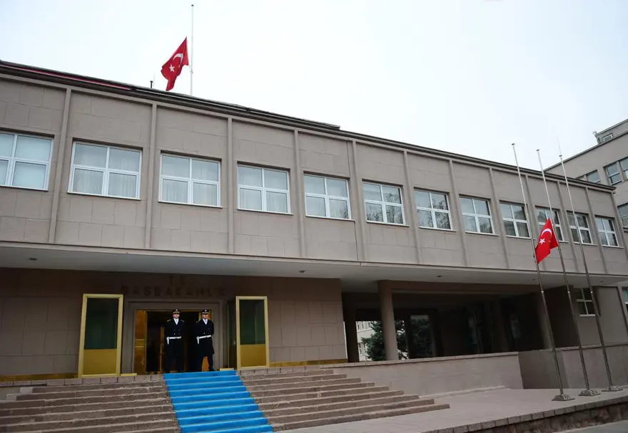 Türk Bayraklar yarıya indirildi 1