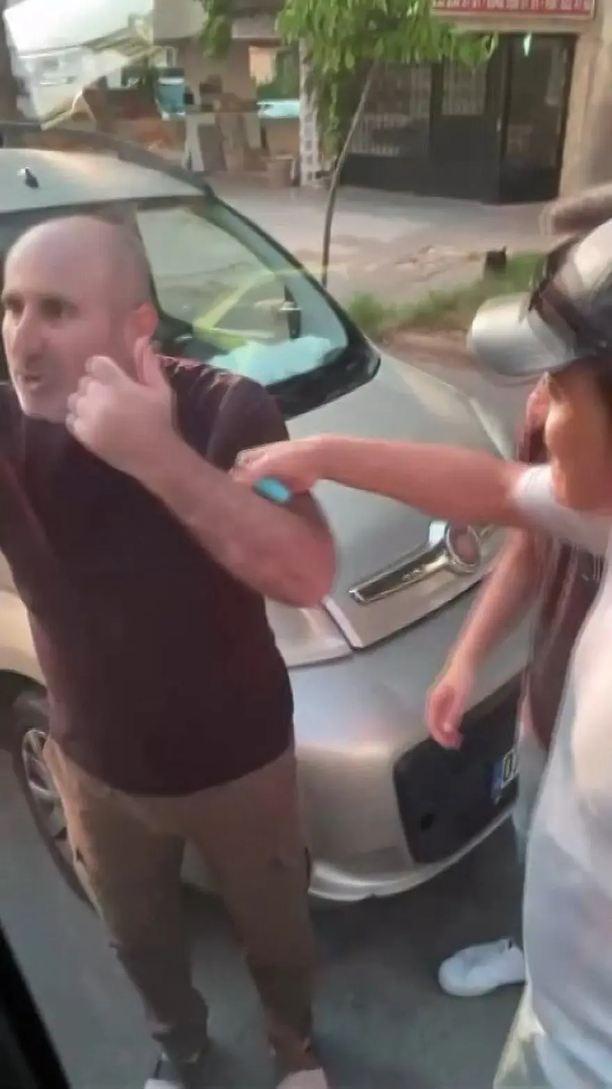 Trafikte dehşet anları: Bıçak gösterip kapıyı ve camı yumrukladı 3