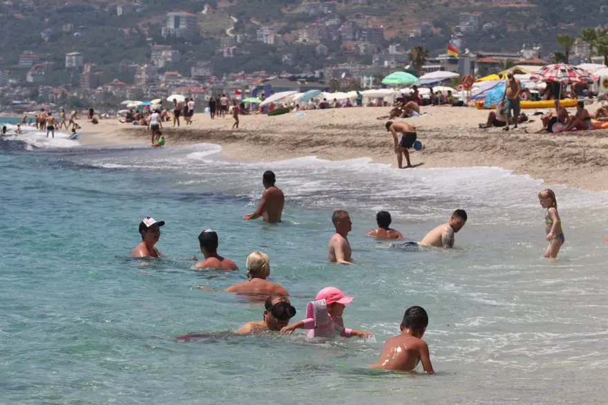 Deniz salyası sonrası yaz turizminde tatilcilerin tercihi Akdeniz oldu 12 Deniz salyası sonrası yaz turizminde tatilcilerin tercihi Akdeniz oldu 12