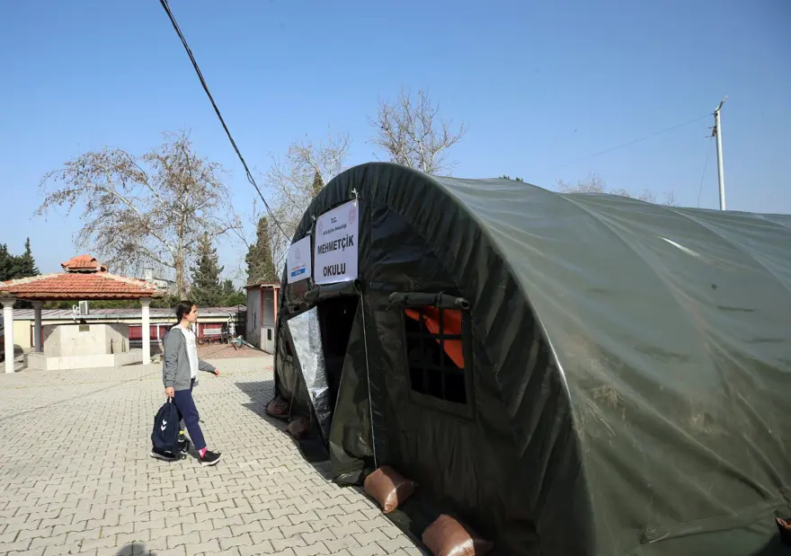 Depremzede öğrencilere çadırda LGS ve YKS kursu 