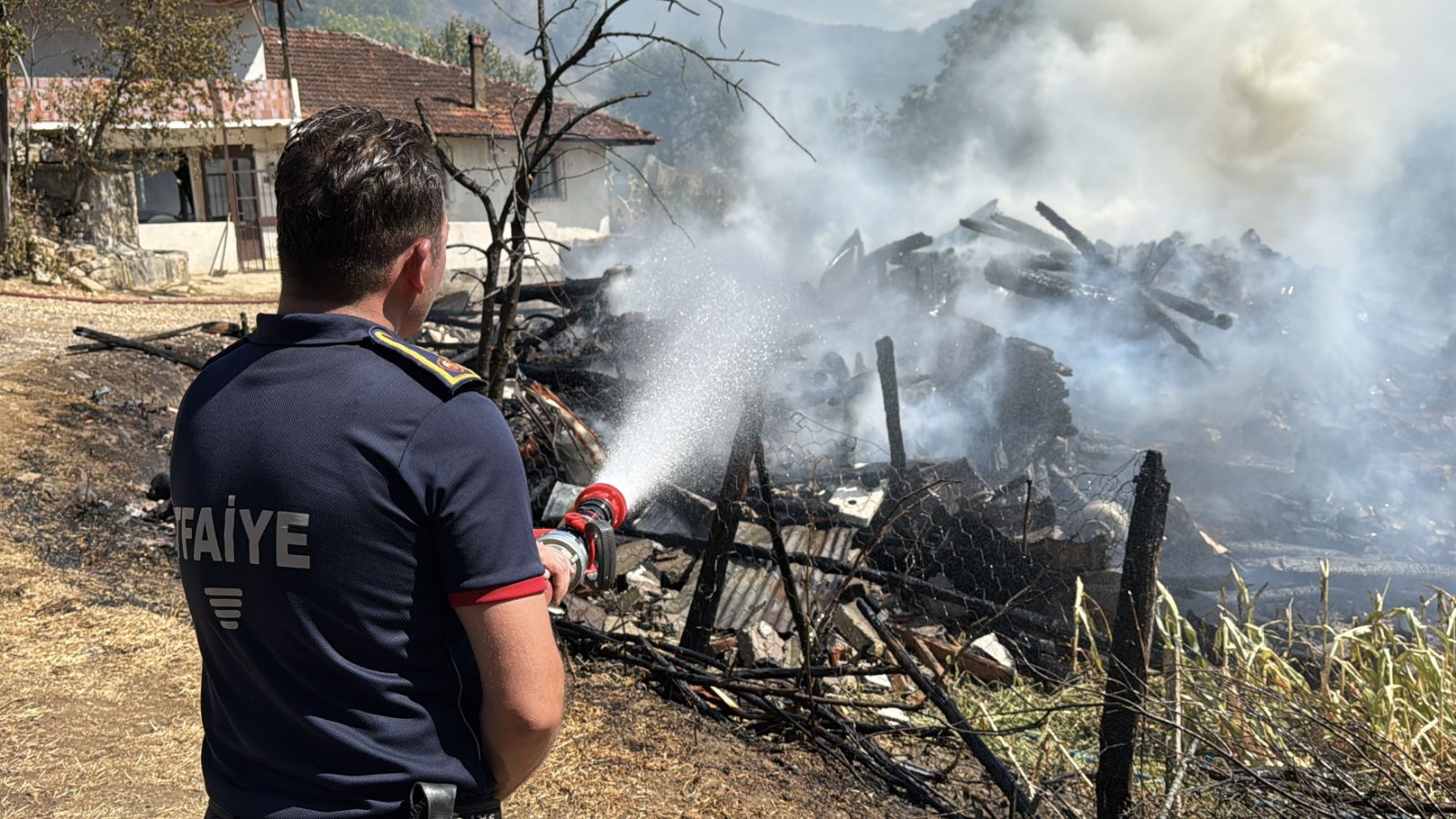 Evde çıkan yangın ormana sıçradı