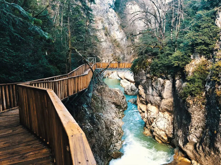 "BİR ÖRNEĞİ ÇİN'DE OLAN VALLA KANYONU'NA 730 METRE MESAFEDE 800 METRE YÜKSEKLİKTE CAM YÜRÜYÜŞ KÖPRÜSÜ YAPACAĞIZ" 3 "BİR ÖRNEĞİ ÇİN'DE OLAN VALLA KANYONU'NA 730 METRE MESAFEDE 800 METRE YÜKSEKLİKTE CAM YÜRÜYÜŞ KÖPRÜSÜ YAPACAĞIZ" 3