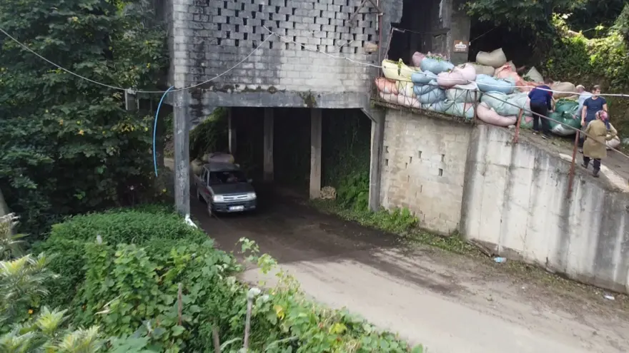 Rize'de ilginç yapı: Arazi kısıtlı olunca, böyle çözüm buldular 3 Rize'de ilginç yapı: Arazi kısıtlı olunca, böyle çözüm buldular 3