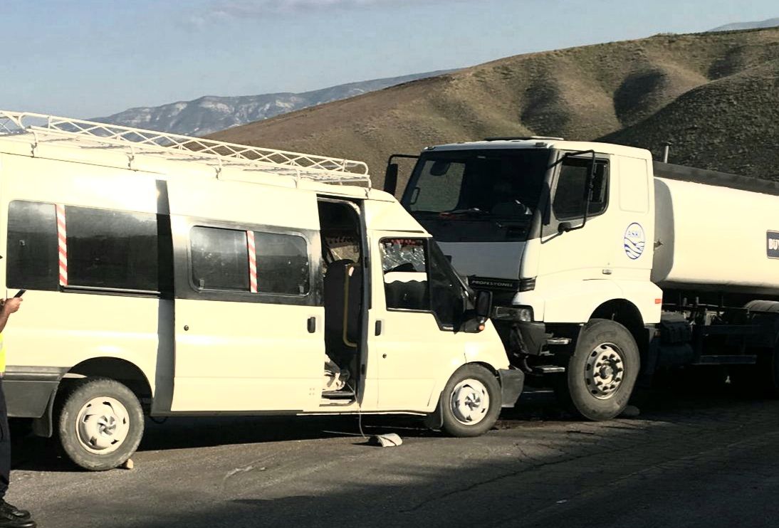 Tarım işçilerini taşıyan minibüs tankerle çarpıştı: 8 yaralı