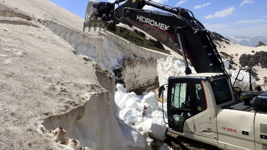 Yüksekova'da, mayıs sonu 8 metrelik karla mücadele 6