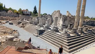 Dünyanın ilk kehanet merkezi Apollon Tapınağı, gece müzeciliğine açıldı