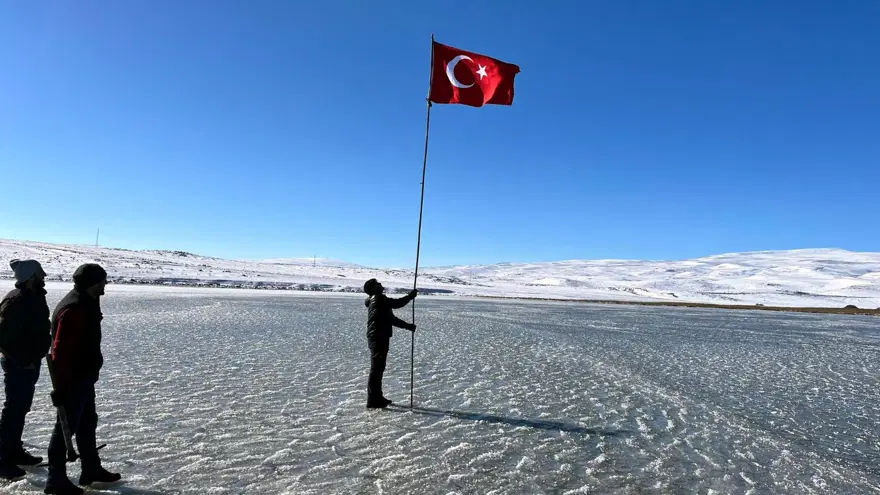 Sıcaklıklar eksi 18 dereceye düştü: Çıldır Gölü dondu! 1 Sıcaklıklar eksi 18 dereceye düştü: Çıldır Gölü dondu! 1