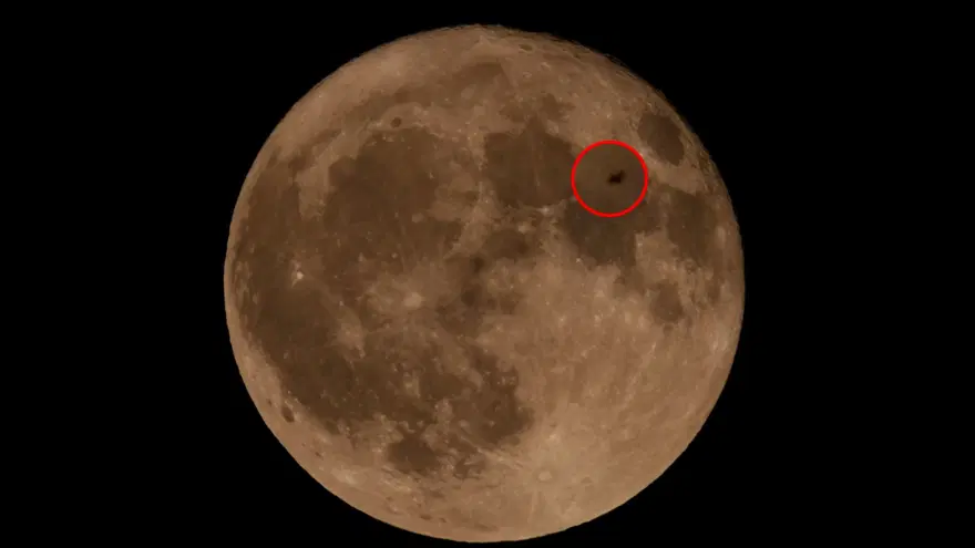 Çıplak gözle nadir görülüyor: Dolunayı çekecekken ISS'yi yakaladı 2