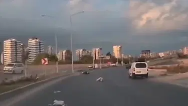 Motosiklet refüje çarptı: 2 kişi ağır yaralandı