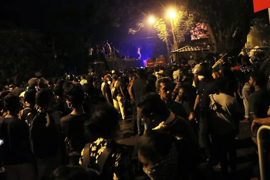 Sri Lanka'da son durum: Başbakan ve Devlet Başkanı'ndan istifa kararı 17 Sri Lanka'da son durum: Başbakan ve Devlet Başkanı'ndan istifa kararı 17