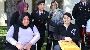 Akülü sandalyeye kavuşan kadın mutluluktan gözyaşlarına boğuldu