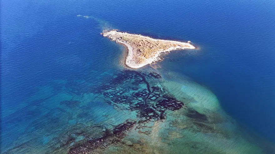 Van Gölü'nde sular çekildi: Eski yerleşim alanları dronla görüntülendi 