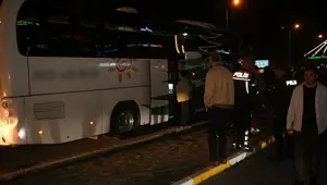 Kırık soda şişesi ile yolcu otobüsünü rehin alan şahıs gözaltında