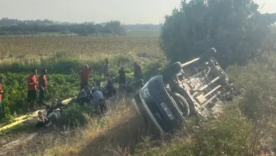 Servis tarlaya devrildi: 13 yaralı