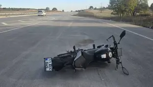 Seyir halindeki motosiklet önüne çıkan köpeğe çarptı