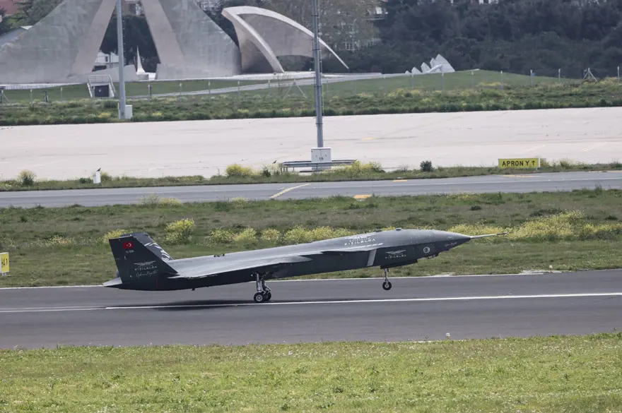 Kızılelma, TEKNOFEST'e katılmak için Atatürk Havalimanı'nda 7 Kızılelma, TEKNOFEST'e katılmak için Atatürk Havalimanı'nda 7