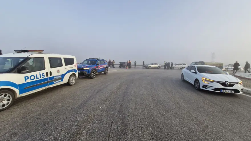 Karaman'da 13 araç birbirine girdi: 1'i ağır 7 yaralı 6