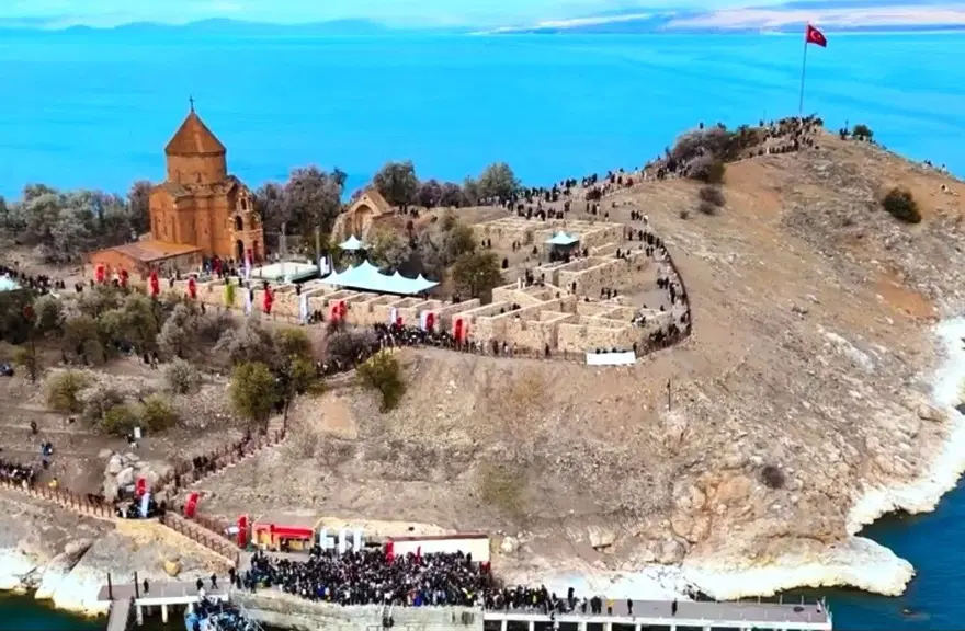 Van'ın Akdamar Adası’na ziyaretçi yağdı 4