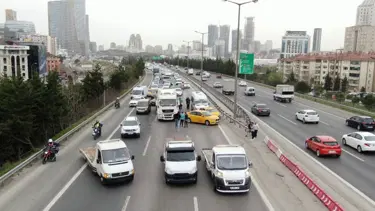 Ataşehir TEM’de 5 araç birbirine girdi, kilometrelerce kuyruk oluştu