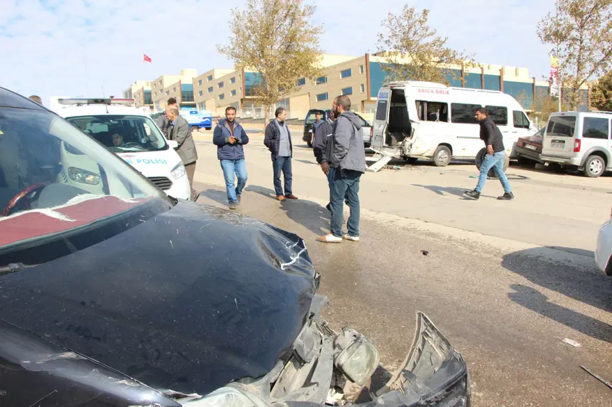 El freni çekilmeyen vinç 11 araca çarparak durdu 4