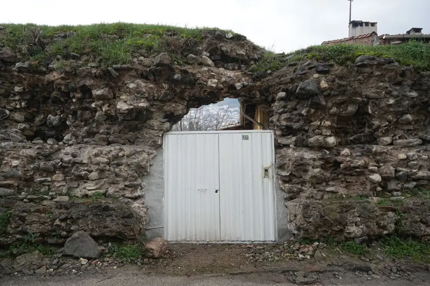 2 bin yıllık tarihi surların üzerine çanak anten diktiler 4 2 bin yıllık tarihi surların üzerine çanak anten diktiler 4