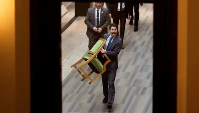 Trudeau sandalyesini de alıp gitti: "Halktan son kez çaldı"