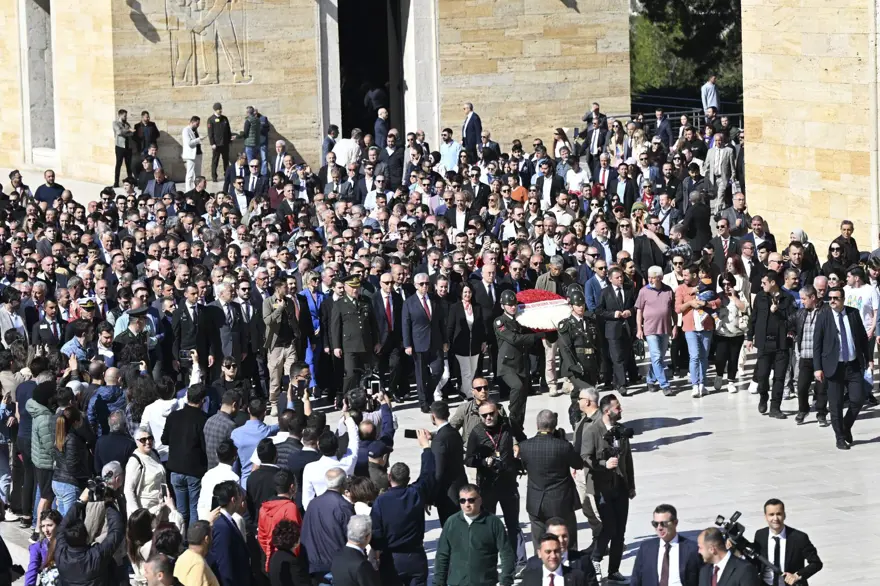 Mansur Yavaş ve Ankara'nın yeni belediye başkanları Anıtkabir'de 4 Mansur Yavaş ve Ankara'nın yeni belediye başkanları Anıtkabir'de 4