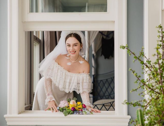 Demet Evgar evlenirken annesinin gelinliğini giydi
