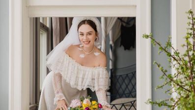 Demet Evgar evlenirken annesinin gelinliğini giydi