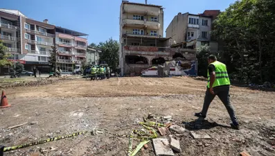 Balıkesir'deki depremde yıkılan binanın enkazı kaldırıldı
