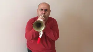 Nedim Saban borazan çalmayı öğreniyor
