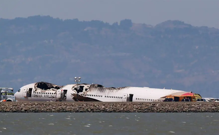 Kaza yapan uçaktaki çocukları sırtında taşıdı 2 Kaza yapan uçaktaki çocukları sırtında taşıdı 2
