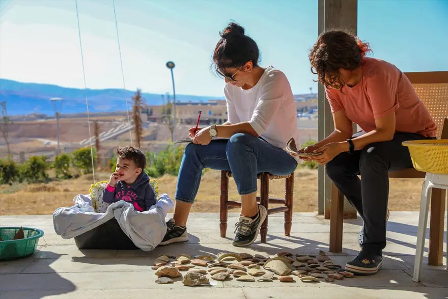 Arkeolog çiftin bebeği Sarya Hasankeyf kazı ekibinin neşe kaynağı oldu 15 Arkeolog çiftin bebeği Sarya Hasankeyf kazı ekibinin neşe kaynağı oldu 15