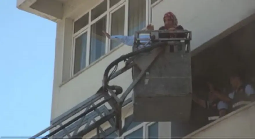 Gözünü kırpmadan ateşe daldı 1 Gözünü kırpmadan ateşe daldı 1