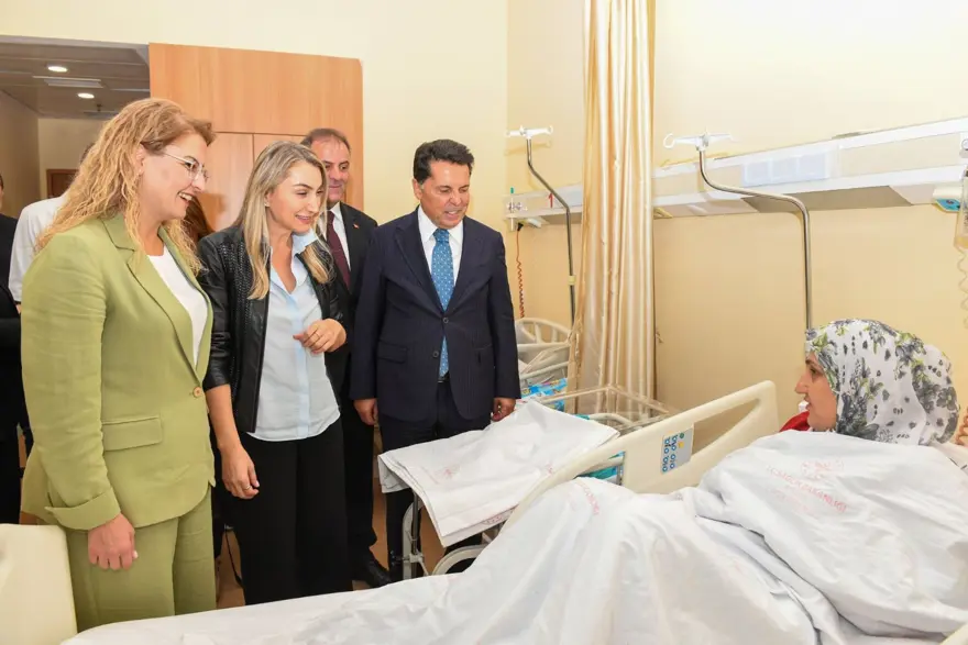 Metrobüste ilk: Sancıları gelen hamile kadın doğurdu 3 Metrobüste ilk: Sancıları gelen hamile kadın doğurdu 3