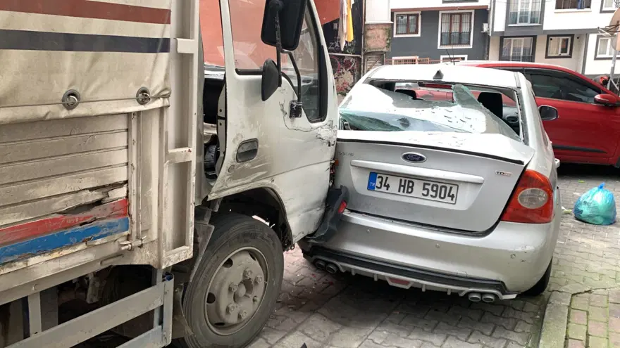 Kayan kamyoneti durdurmak isterken iki araç arasında sıkıştı 4