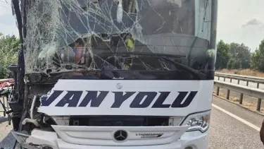 Bursa'da yolcu otobüsü, TIR'a çarptı; 1 yaralı