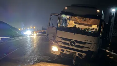 Gaziantep'te kazaya müdahale eden ekip aracına TIR çaptı: 3'ü trafik polisi 4 kişi yaralandı