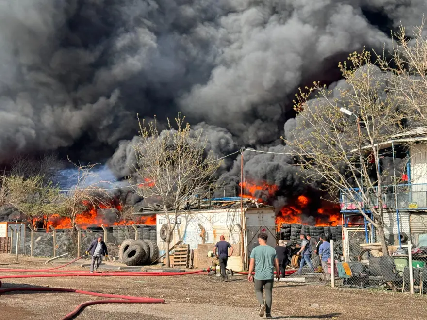Ankara'da Hurdacılar Sitesi'nde yangın: Gökyüzünü siyah dumanlar kapladı 11 Ankara'da Hurdacılar Sitesi'nde yangın: Gökyüzünü siyah dumanlar kapladı 11