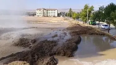 Su borusu patladı, tonlarca su çevreye aktı