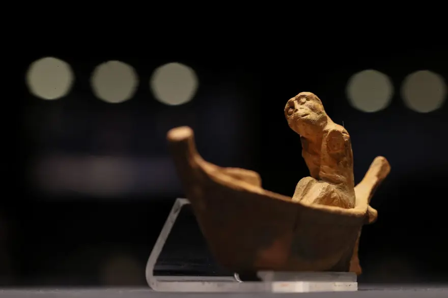 "Ölülerin kayıkçısı"nın heykelciği İzmir'de sergileniyor 