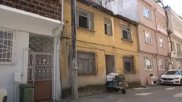 Temizlik ekipleri 3 kamyon çöp çıkan evde 210 bin lira nakit ve döviz buldu