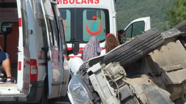 Otoyolda takla atan otomobilde 2'si çocuk 4 kişi yaralandı