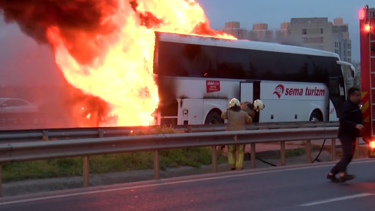 SON DAKİKA HABERİ: TEM Otoyolu'nda otobüs yangını