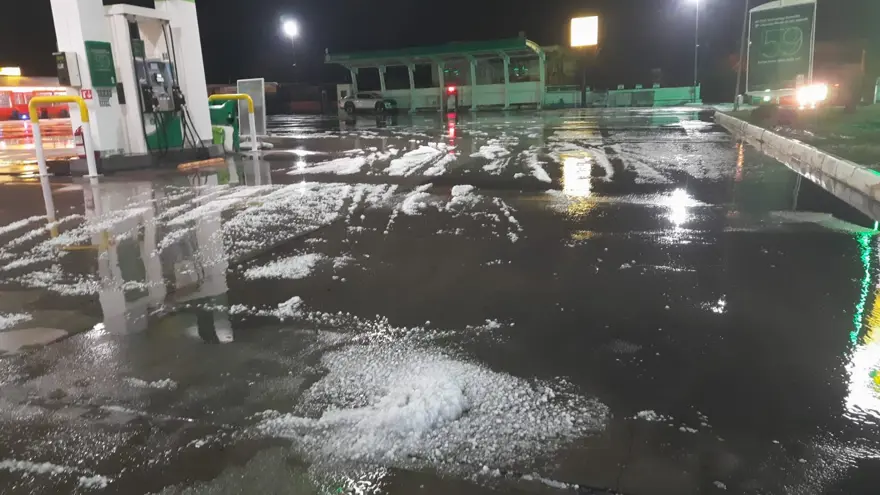 Antalya'da dolu yağışı etkili oldu: Araçlar akaryakıt istasyonlarına sağındı 2