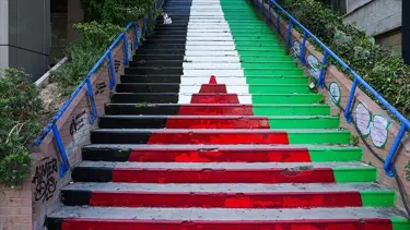 Merdivenler Filistin bayrağı renklerine boyandı: "Ulusların bayrağı kutsaldır"