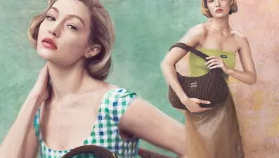 Gigi Hadid, moda devi için kamera karşısında