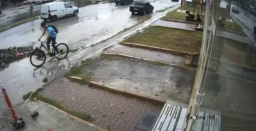 Lise öğrencisi, bisikletiyle iki metrelik çukura düştü 3