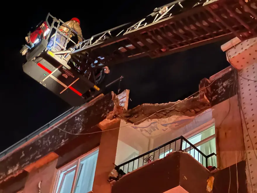 Zeytinburnu'nda terası kısmen çöken bina boşaltıldı 3 Zeytinburnu'nda terası kısmen çöken bina boşaltıldı 3