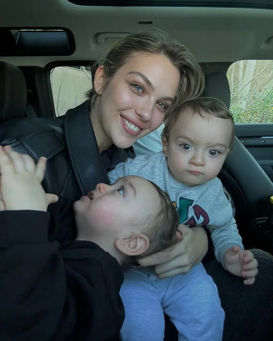 Yasemin Şefkatli'den ikiz oğullarıyla paylaşım: Ayel'in sağlık durumuyla ilgili güzel haberi duyurdu 3